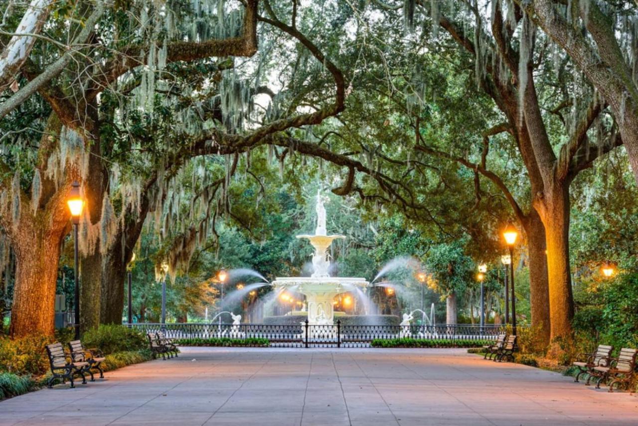 Modern 4 Bed Brownstone In Historic Downtown Bed & Breakfast Savannah Exterior photo