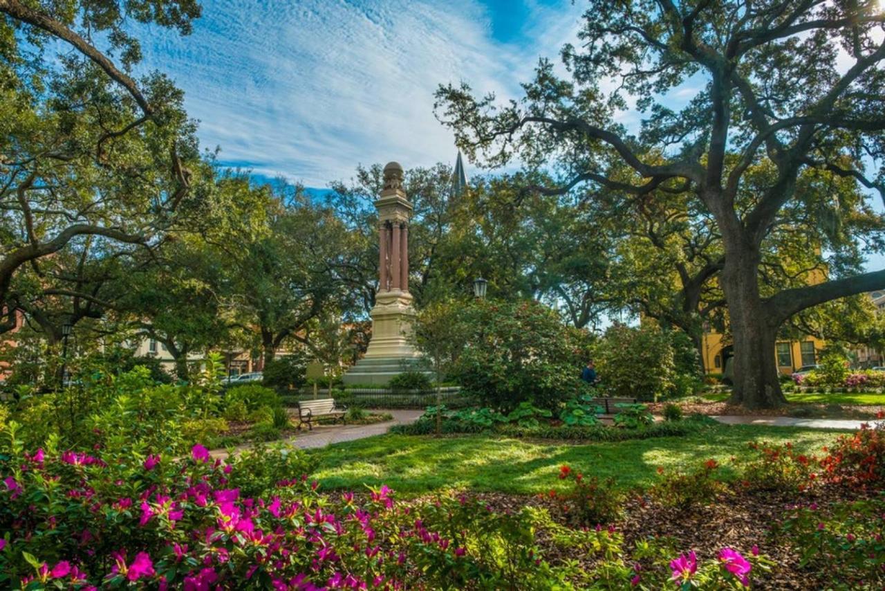 Modern 4 Bed Brownstone In Historic Downtown Bed & Breakfast Savannah Exterior photo